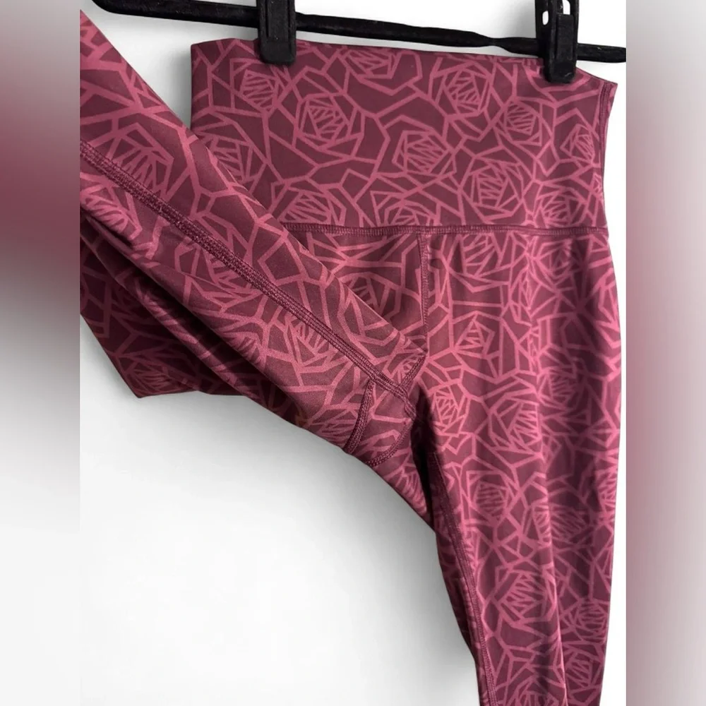 🌸 Lululemon Posey Rose Leggings - Size 4 🌸 24” inseam. Style WSAJ2S